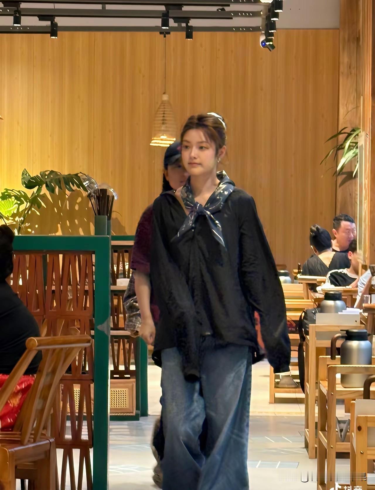 不怪那么多人喜欢她，路人镜头下都美若天仙。