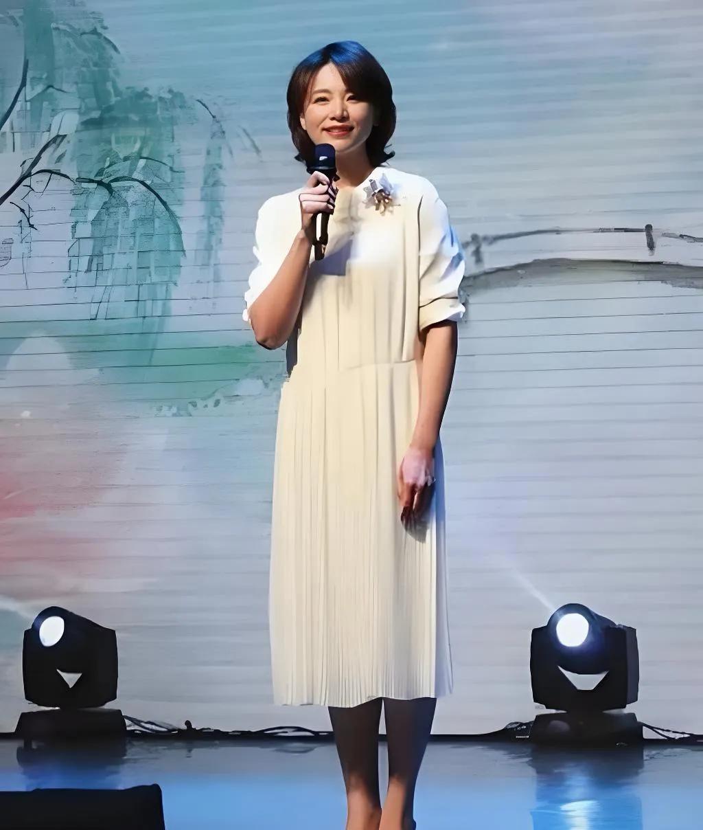 董卿乌镇重执话筒，
白裙一袭底蕴十足，
开口仍是国泰民安。
四年沉潜归来气场真不