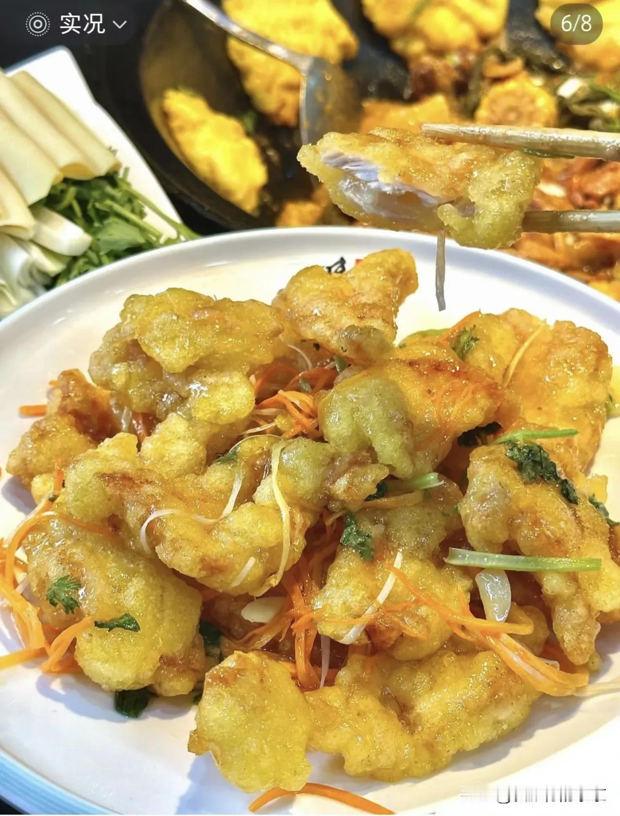 一字不提东北，但一看就是很东北的菜～
一，溜肉段
二，排骨土豆炖豆角
三，大乱炖