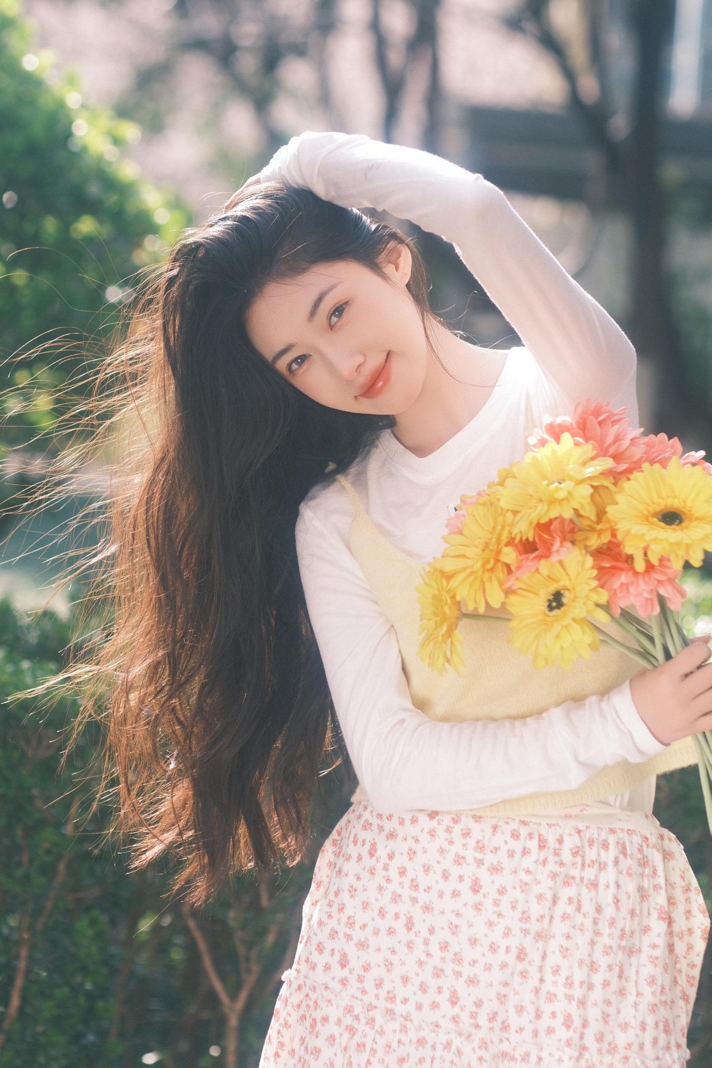 少女的明媚是夏日的开始。