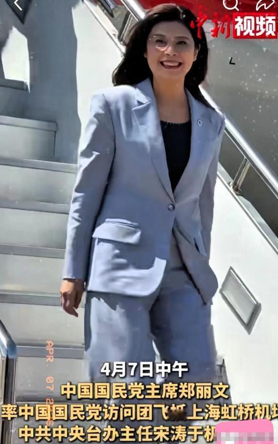 郑丽文这次来，很多网友都在问，为什么没有铺设红地毯迎接？没有铺红地毯，第一是严格