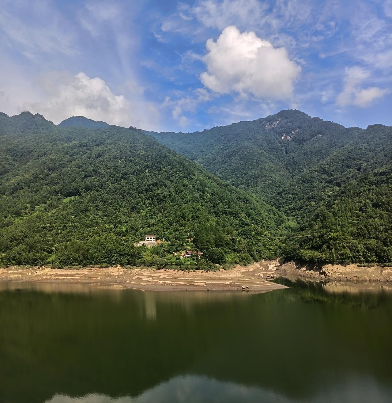 人这一生，终是安己入心
 
人活一世，世人多困于世俗标尺。终其一生追逐旁人定义的