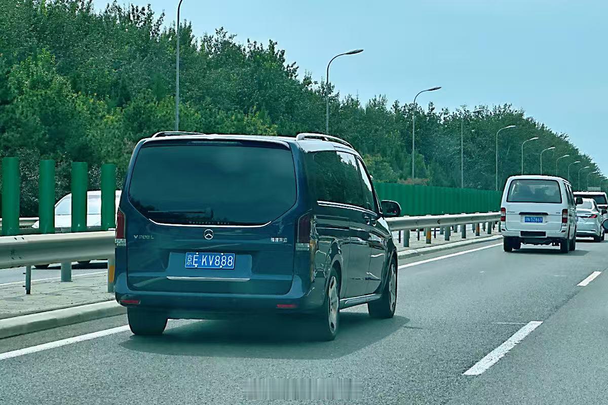 昨天进城路上随手拍的，车牌号不错 van事通[超话] ​​​
