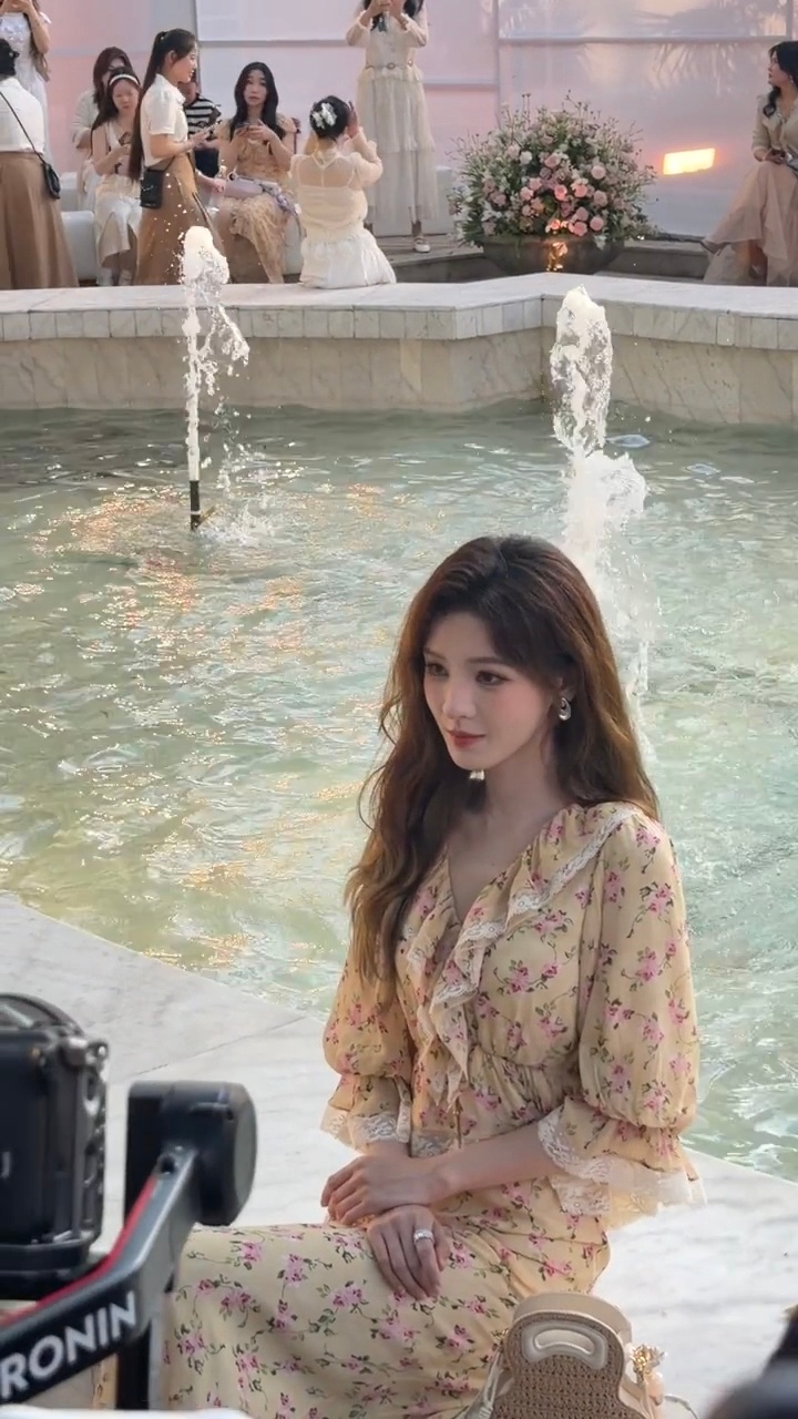 黄色碎花裙好明媚吧，已经感觉到姐姐的香气朝我涌来了张予曦黄色碎花裙张予曦黄色碎花