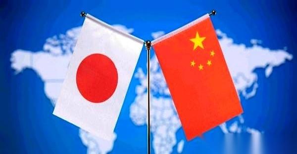 日本内阁官房长官站在麦克风前，含糊其辞地挤出一句话：5月份，有两名日本公民在中国