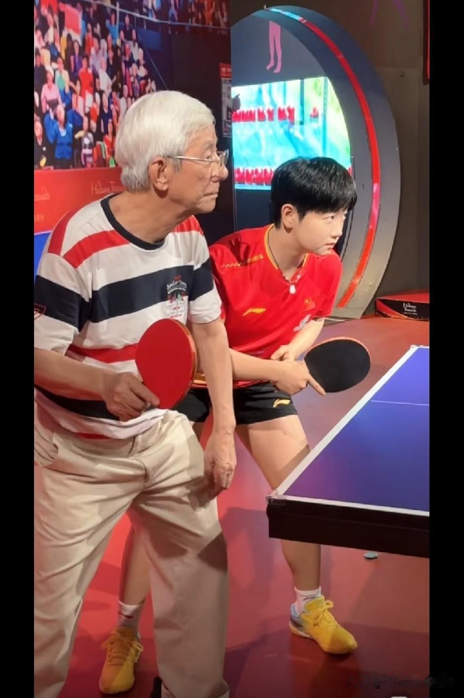 原来莎莎是打破了杜莎蜡像馆的百年传统，成为第一个现役运动员的蜡像拥有者。以前杜莎