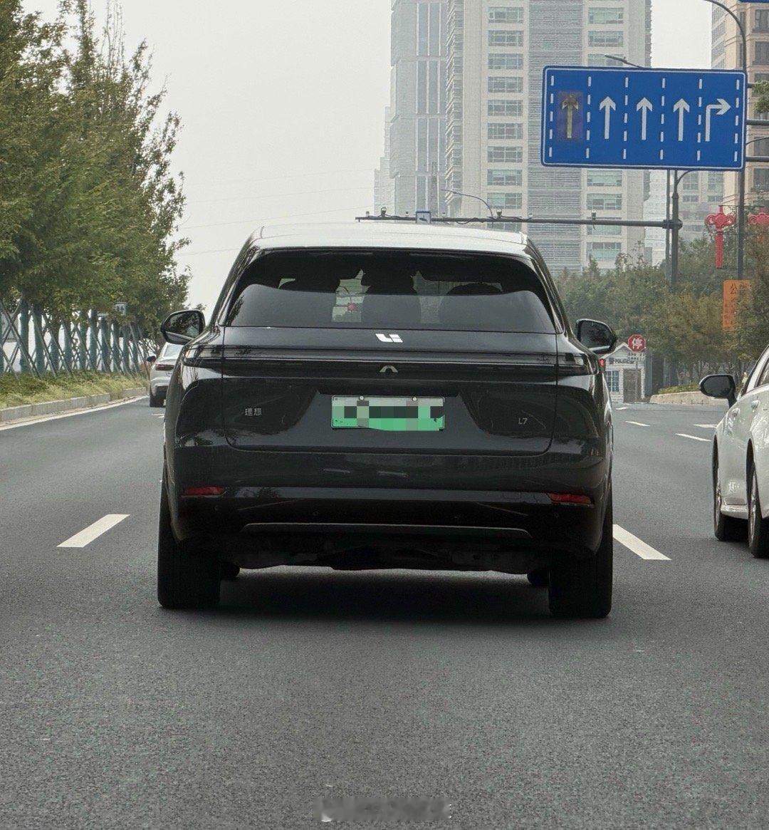 确实有一些车主因为防止找不到后备箱按钮所以贴了白色的贴纸在按钮边但是给理想用的这