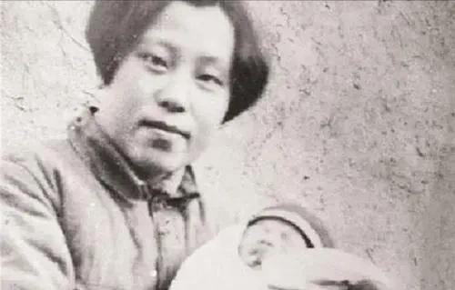 她为开国中将生育12个子女，被总理称作航空母舰，主席盛赞她是英雄母亲！
1943