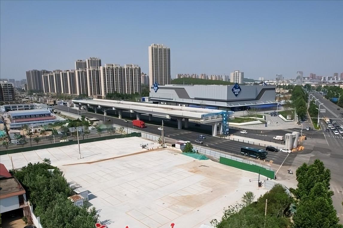 近日，山姆会员店济南首店西侧、工业南路与凤凰北路交叉口西北角新建便民停车场正式建