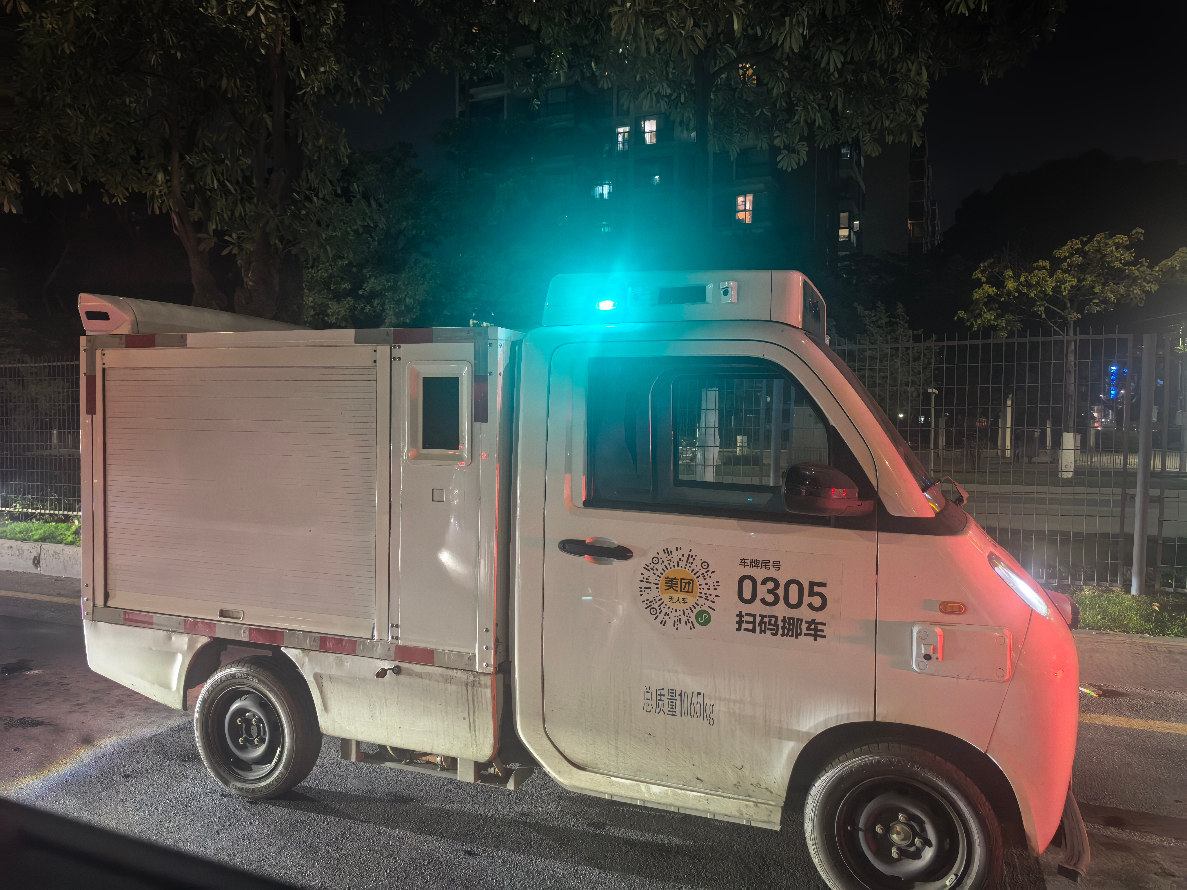 深圳现在有 1218 台功能型无人车在路上跑，其中 825 台是送快递送菜的，数