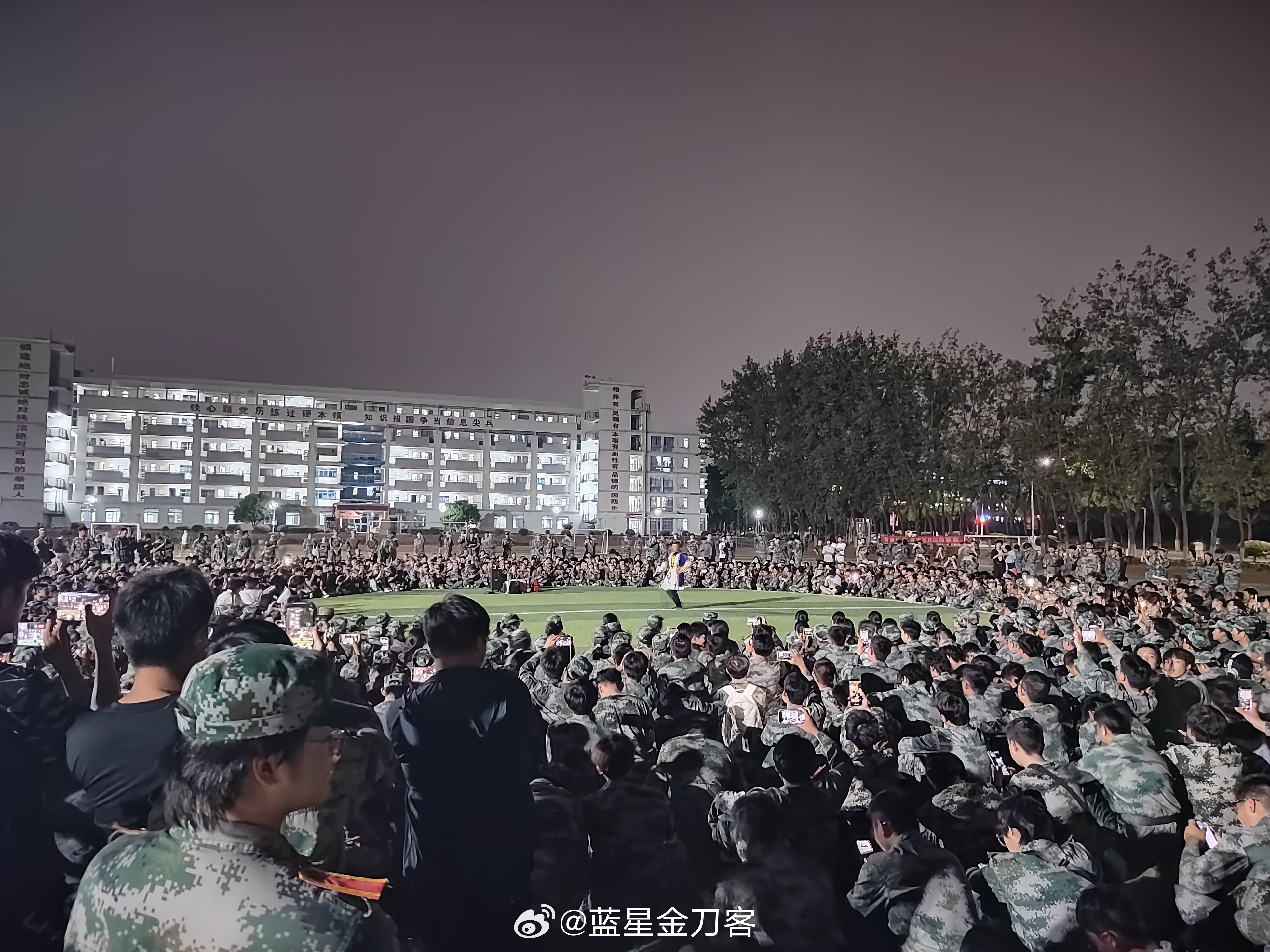 大学生训练期间，最受欢迎的当然是新疆舞了，年轻真好！[偷笑]南京的大学  ​​​