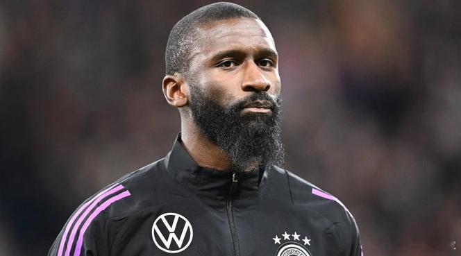 据记者Ekrem KONUR报道，由于皇家马德里不愿意为吕迪格提供续约合同，巴黎