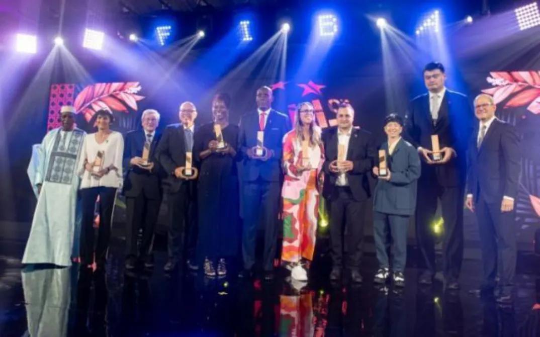 FIBA官方分享2023届FIBA名人堂入选仪式合照，中国男篮名宿姚明在列。与1