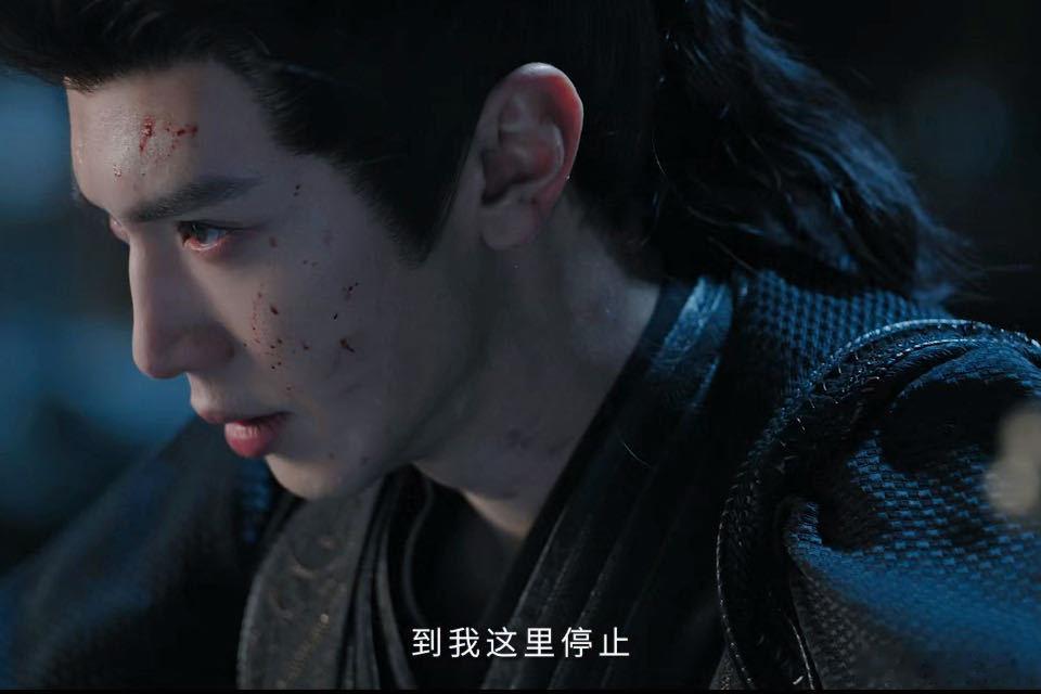 陈哲远就这个将军泣血美 陈哲远就这个将军泣血美，银甲染血还攥着剑柄，眼神狠劲没散