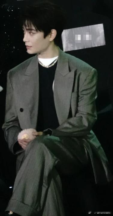 丁禹兮内场 生图抗住所有镜头！星光大赏无滤镜直出照样帅到犯规，清晰轮廓+挺拔身形