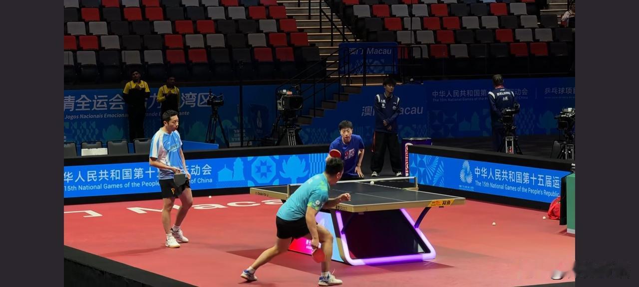 许昕、马龙已经在一号台热身了。
今晚全运会男团决赛，上海队对阵北京队，看到比赛现