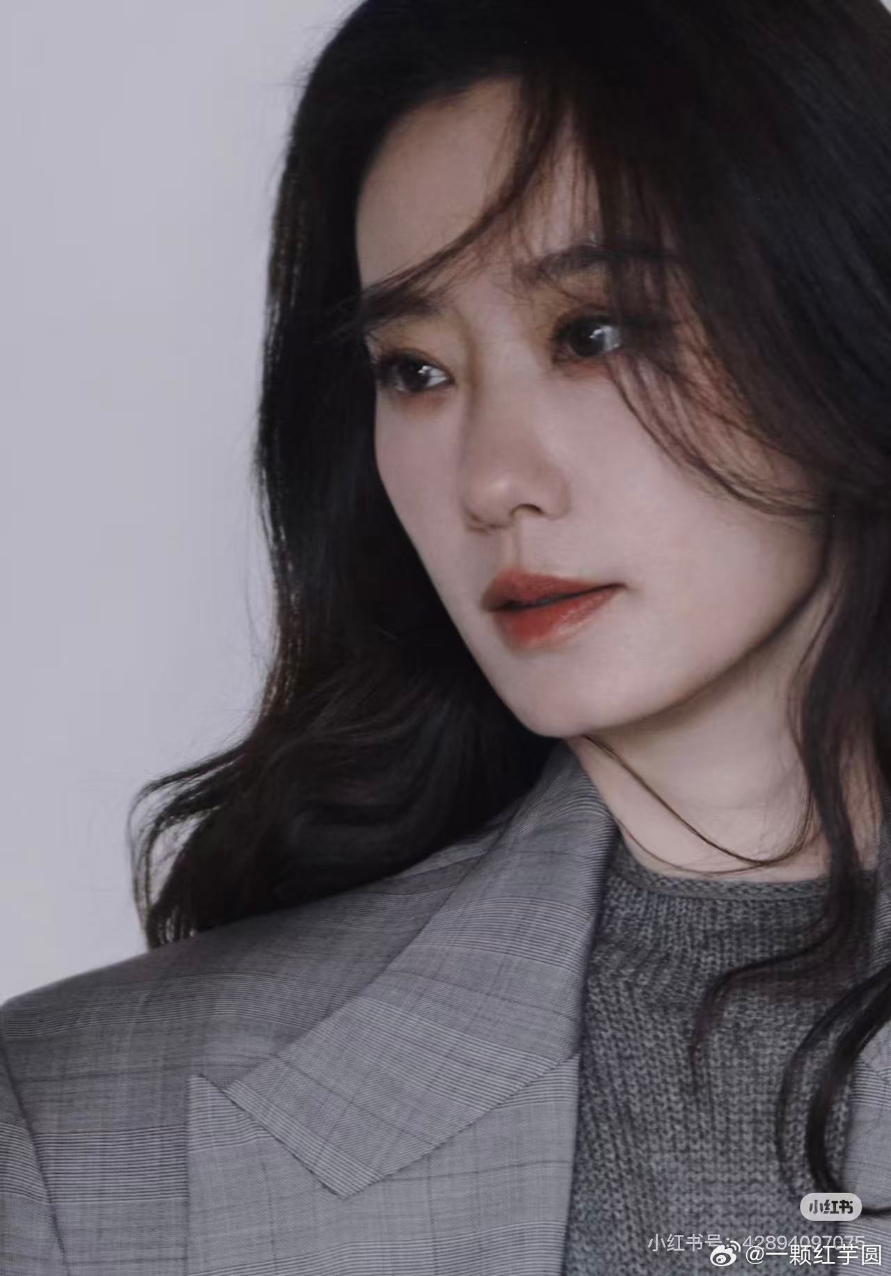 正午阳光新剧官宣女主张小斐恭喜张小斐了，我很看好这个剧，张小斐接的本子都不错 
