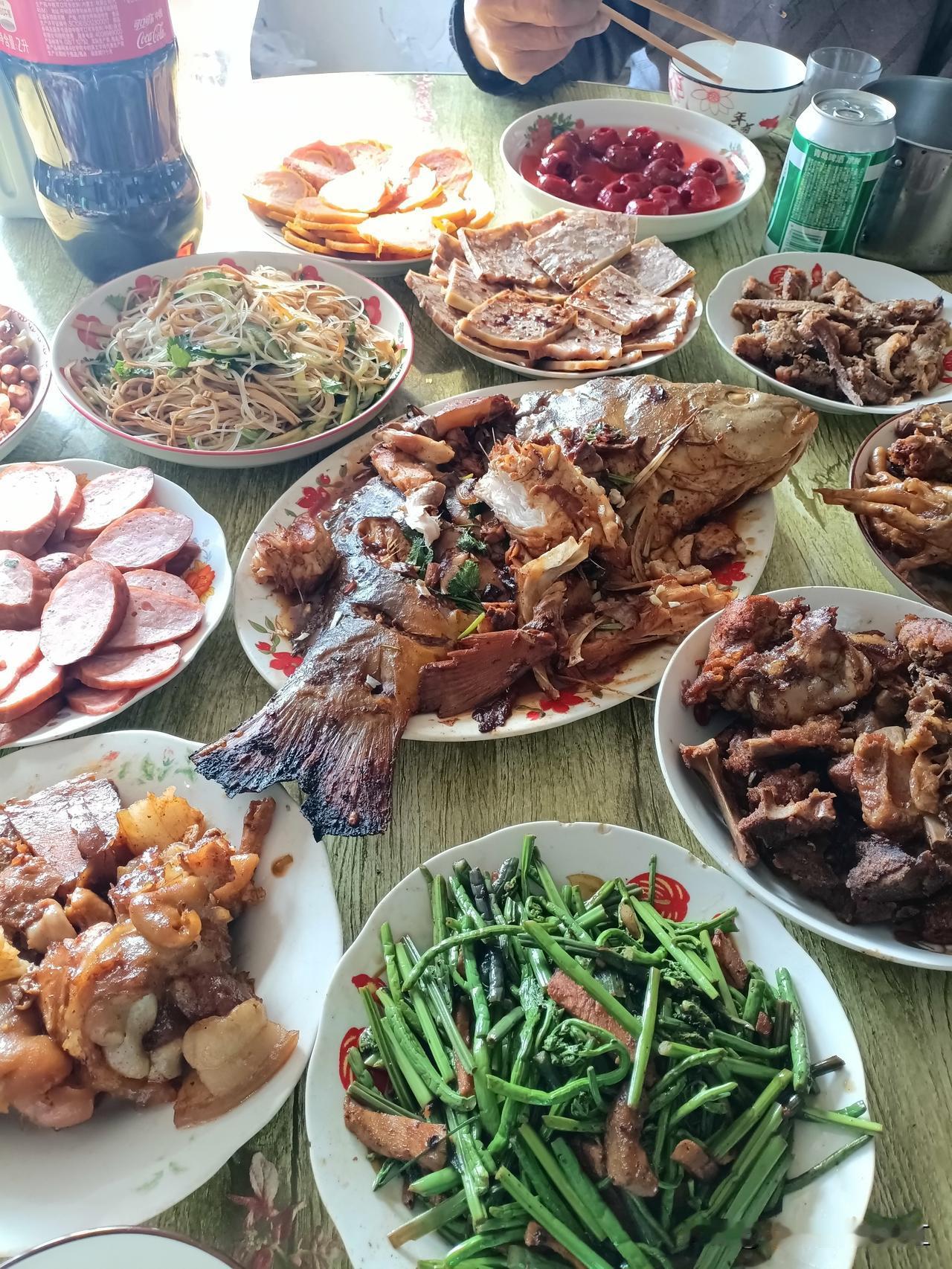 今年自己回家陪老爸老妈过年，晒晒年夜饭吧，没有海鲜，因为老人不喜欢吃吃。还有好多