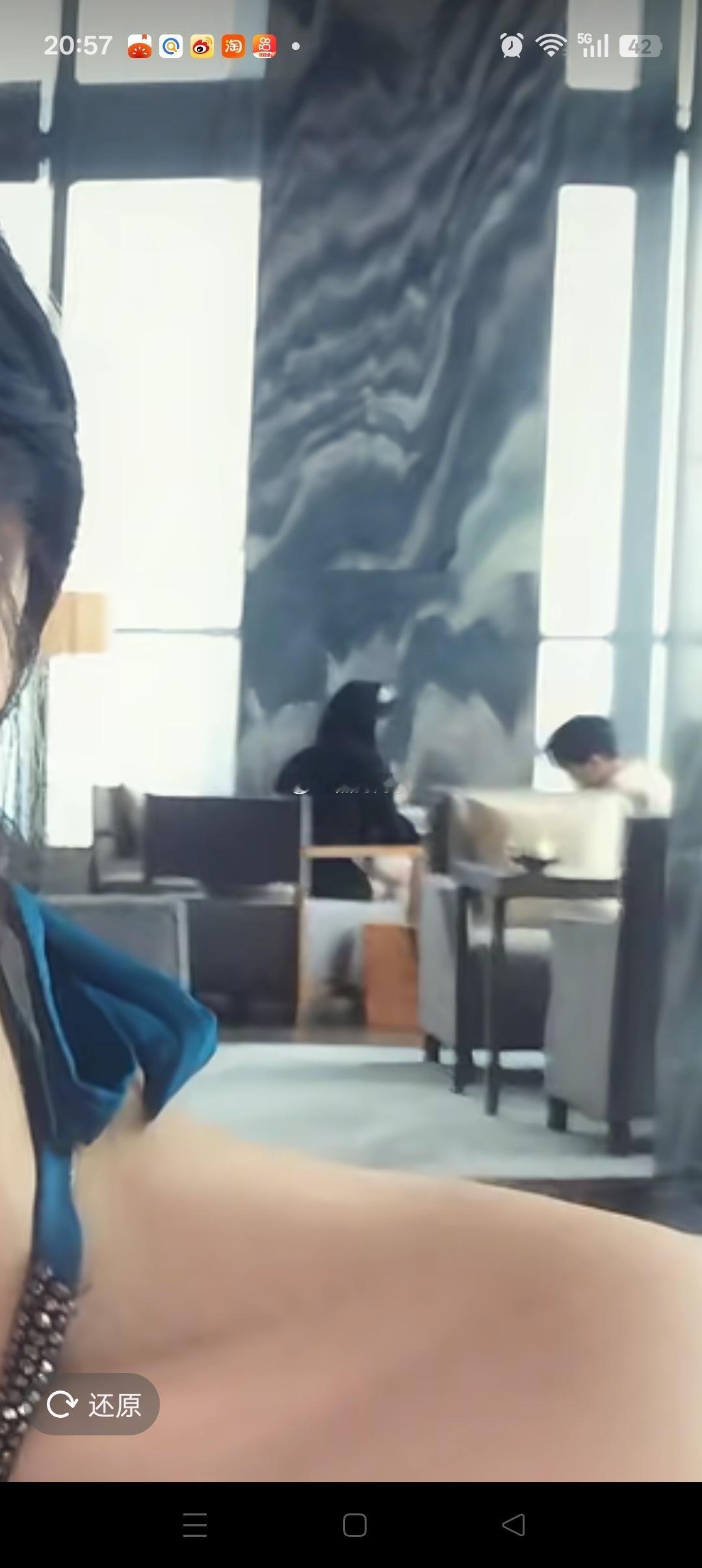 泡泡发作品，后面的人这么像小伊伊呢 