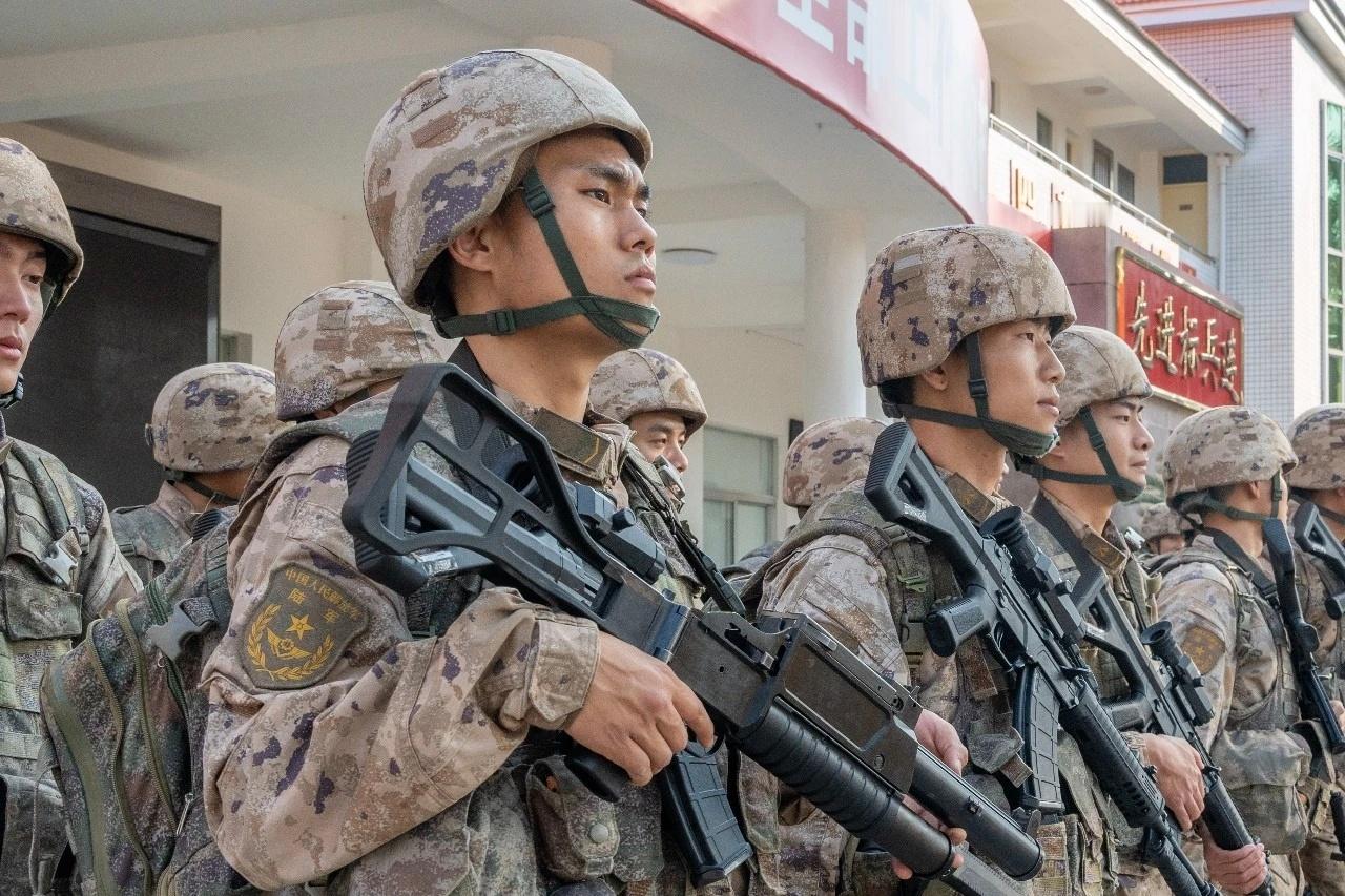 布什戈门，有没有人认得这是个啥武器？ 破案了，QLL12泵动榴弹发射器  能打爆