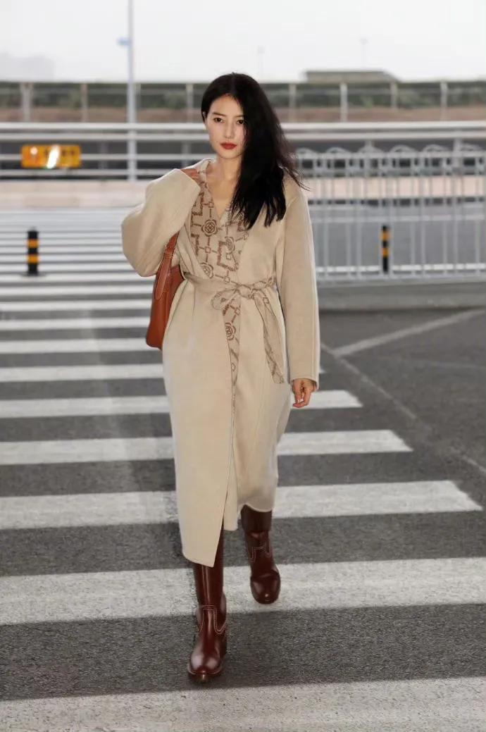 #高圆圆机场图##高圆圆侧披发#高圆圆现身机场，米色大衣搭配棕色长靴和腋下包，秋
