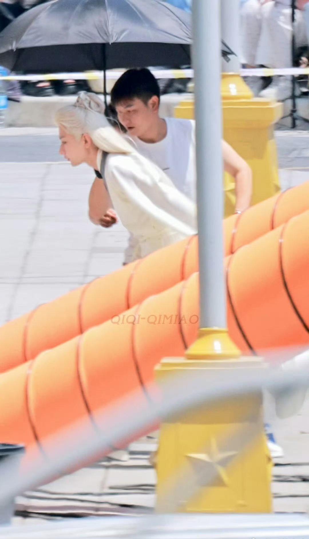 成毅成毅英雄志 cy成毅卢云 

喜欢海喜欢花喜欢日出和日落 浪漫的年纪别活得太