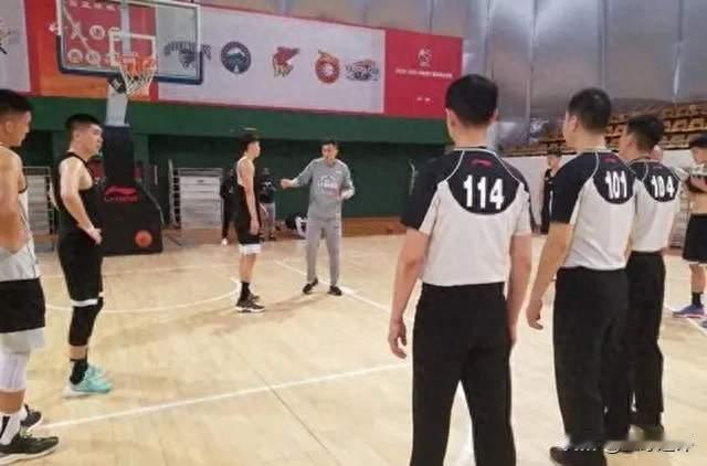 从骂裁判到教裁判！杜锋上演极具反差的身份转变