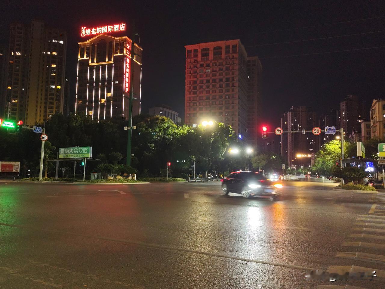 努力赚钱，大晚上的还要搞一家餐厅回来的时候等红绿灯，一个跑外卖的哥们也在等红绿灯