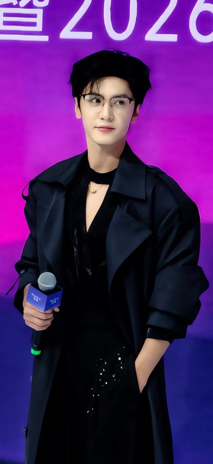 大张伟青一块紫一块地回家了哈哈哈我真的不行了，陈哲远怎么那么可爱！一会怕的不行把