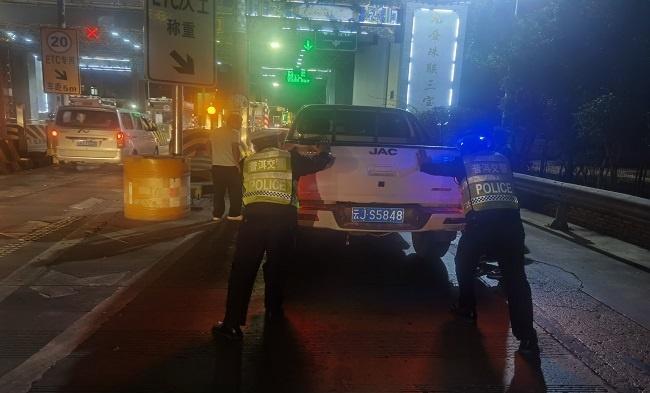 【寒风中车辆故障抛锚 民辅警徒手推车守护平安】平安春运交警同行 近日，在墨江收费