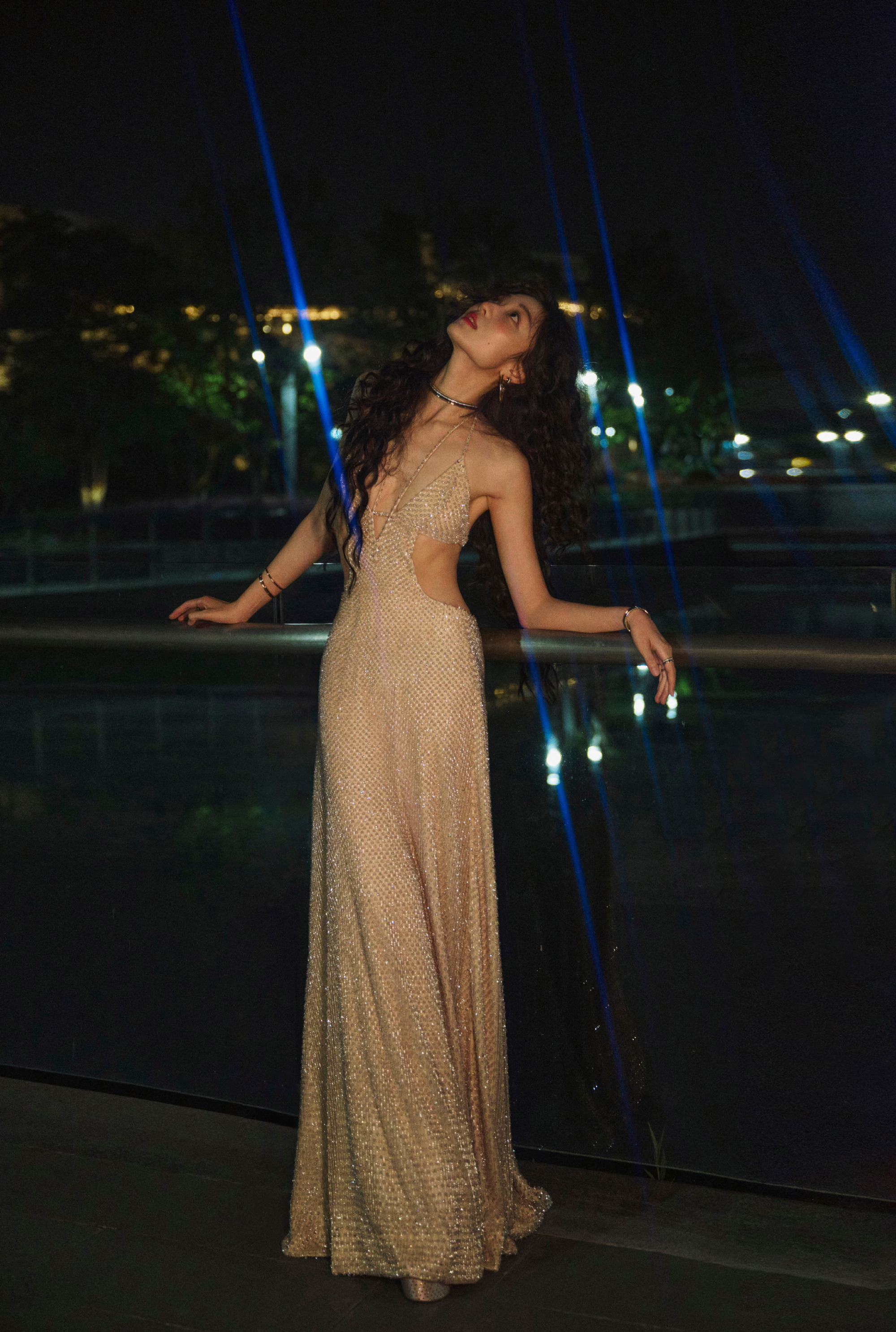 孙千，卷发红唇，金色长裙的魅力。孙千