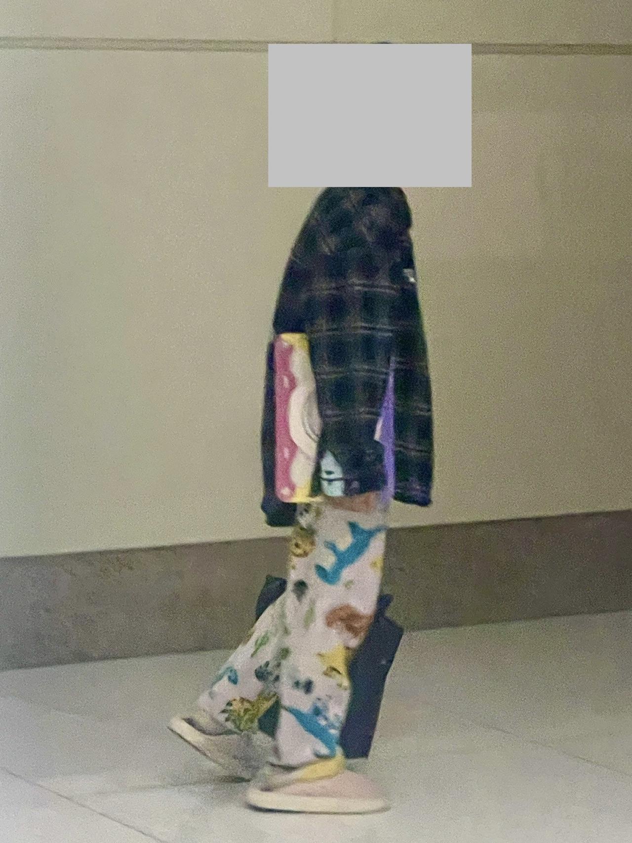 对面病房住着一位8岁的小朋友，是我们最小的结石病友了。
听他妈妈讲，小朋友患的是