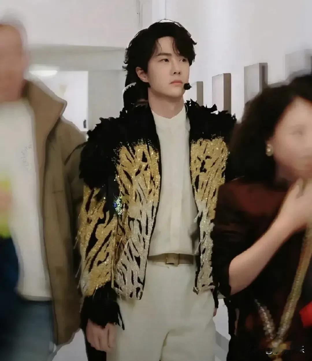 王一博春晚后台视频曝光，我看到了顶流最“珍贵”的一面

这两天，王一博春晚后台的