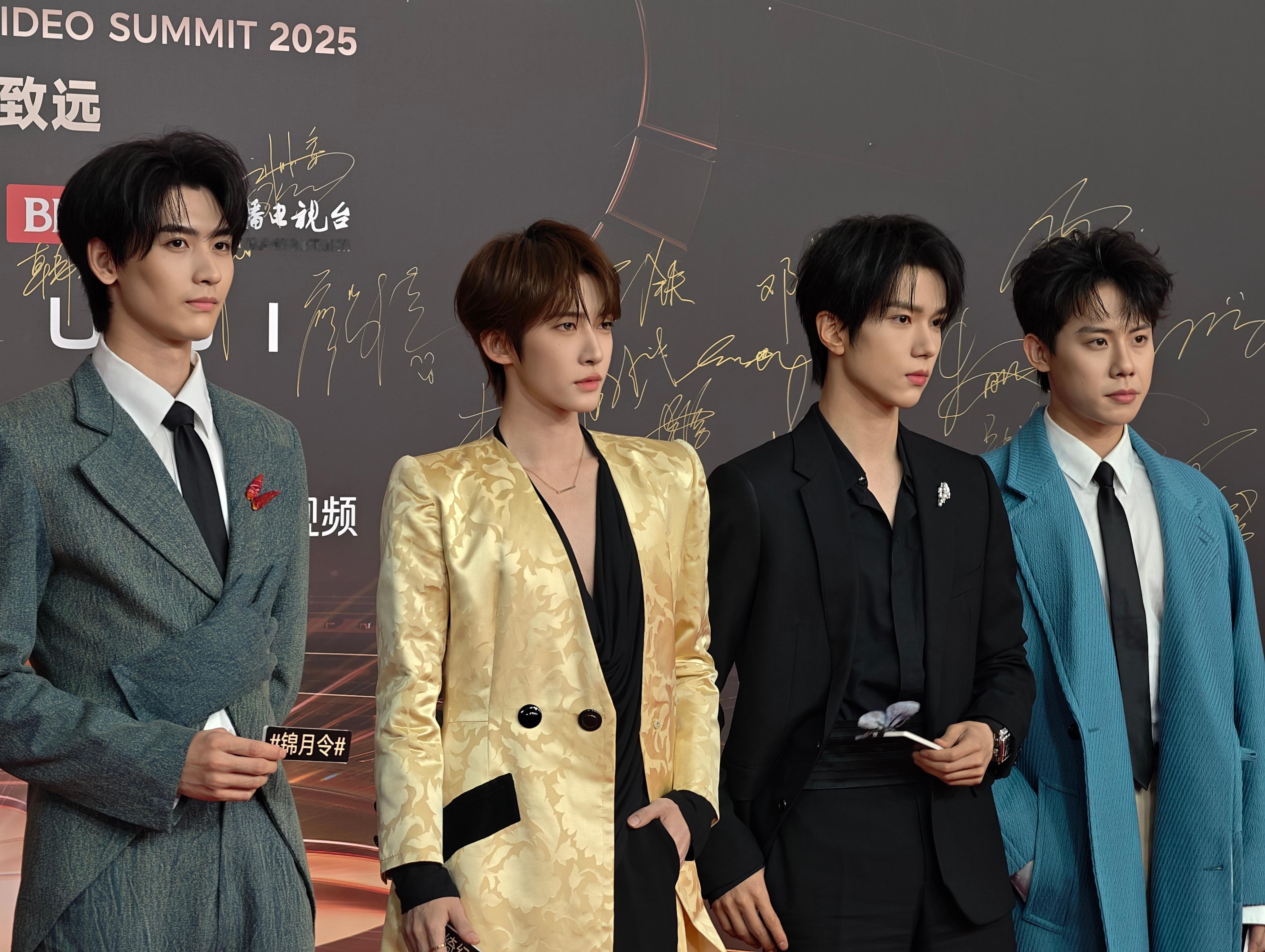 【刘宇红毯生图好帅】又看到了红毯上的新鲜刘宇～今天微博视界大会，亮相红毯，想知道