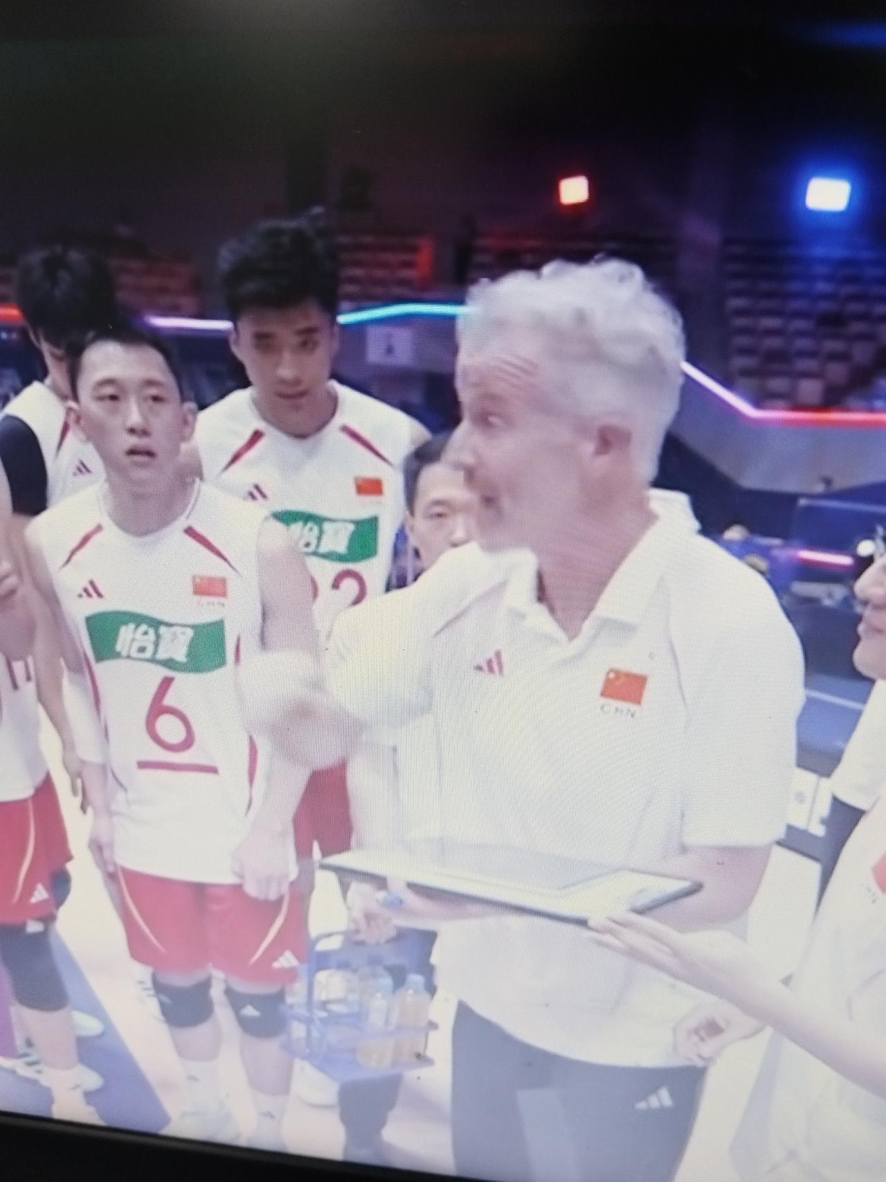 看了中国男排同韩国男排的1/4决赛，真是窝火。第一局中国男排25:17轻松拿下，