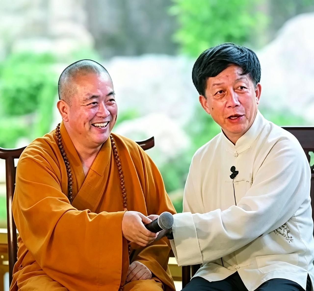 2007年少林寺那场对话，方丈一句“大菩萨”直接把易中天逗乐了。看这俩人同框，一