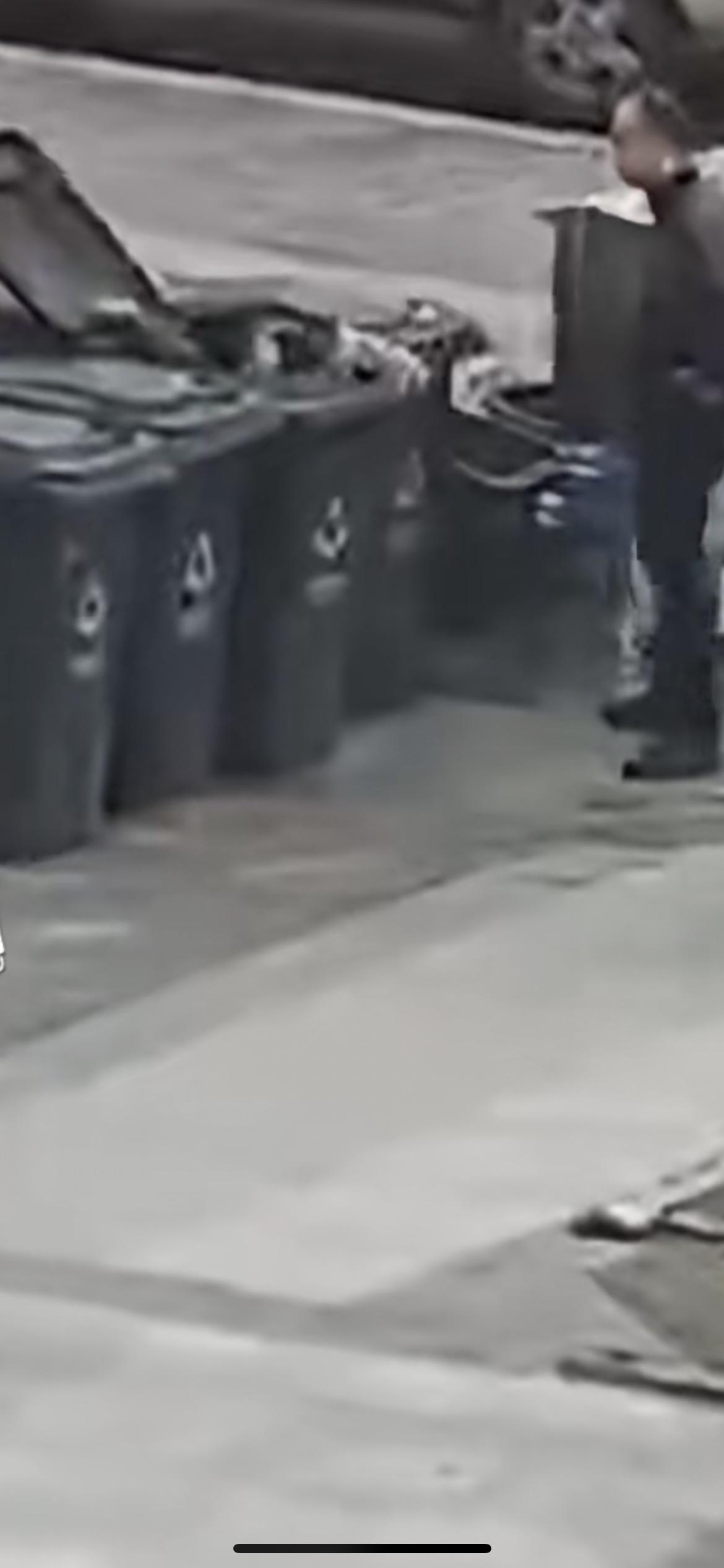 原来真的可以在垃圾桶里捡到小孩。湖南一男子骑电瓶车经过一垃圾桶，发现里面有个孩子