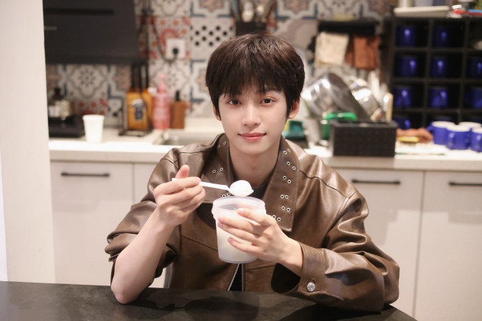 梓渝问吃汤圆了吗梓渝元宵营业照  梓渝元宵营业照，梓渝问吃汤圆了吗，谁懂和这个小