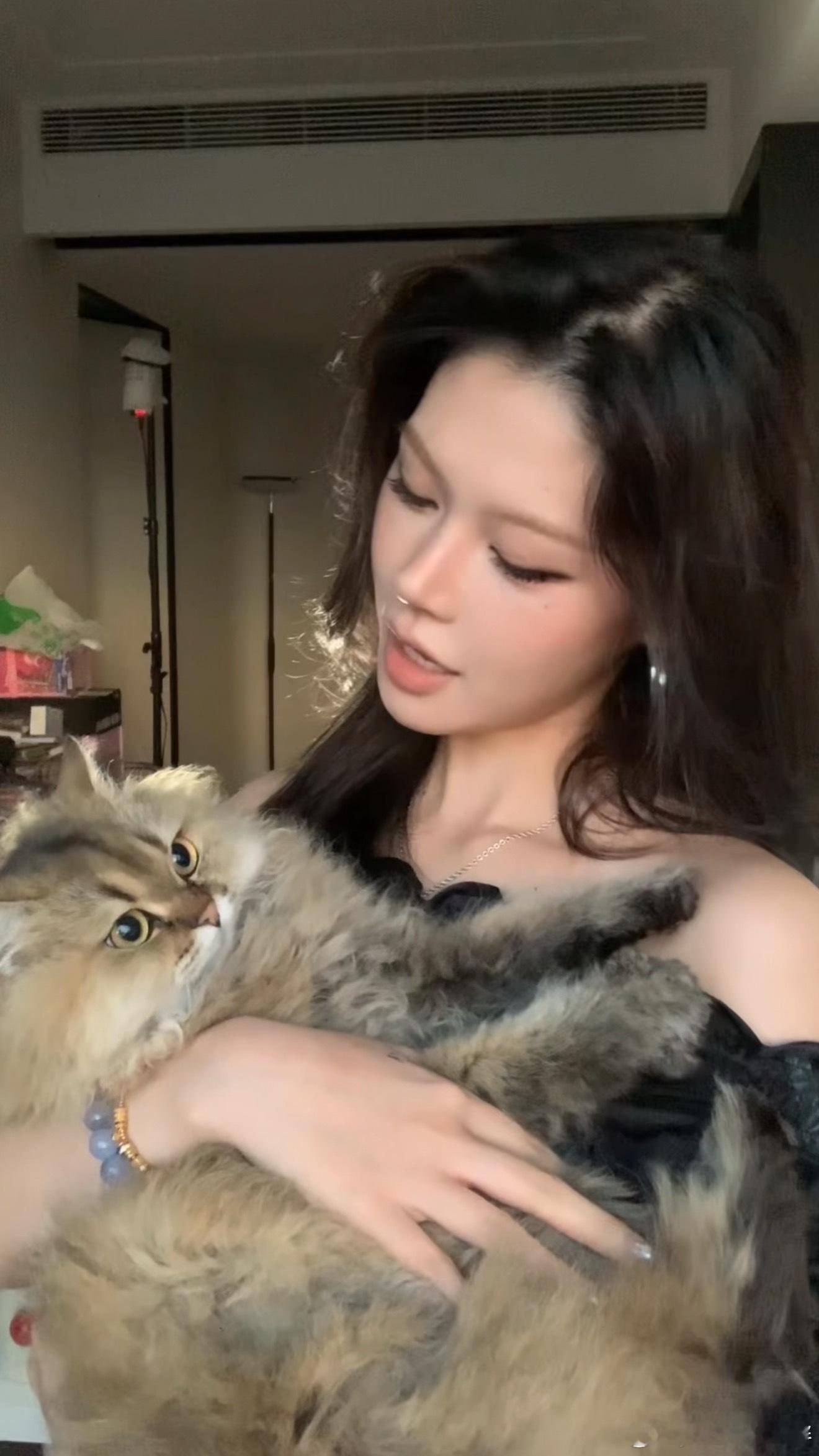 直播还蛮好玩的[嘻嘻]不然每天在家都不开口说话！准备明天试试啵啵化妆[舔屏]bt