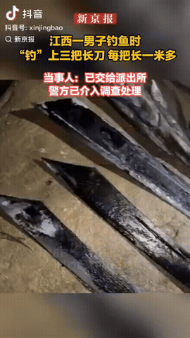 江西上饶，一男子去河边夜钓，没想到他一条鱼没钓到，反倒是钓出三把长刀，他直接吓懵