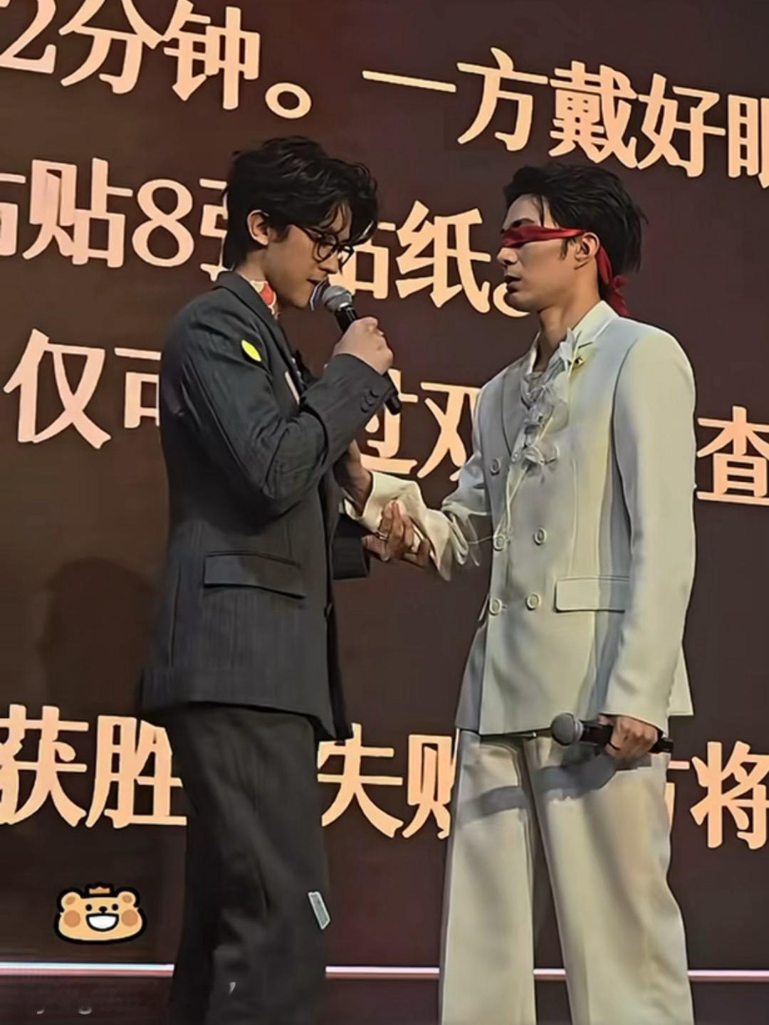 这里老伯的手不小心碰到老修然后赶紧一个躲避缩回来看得我好坤动…完全看不见肯定是会