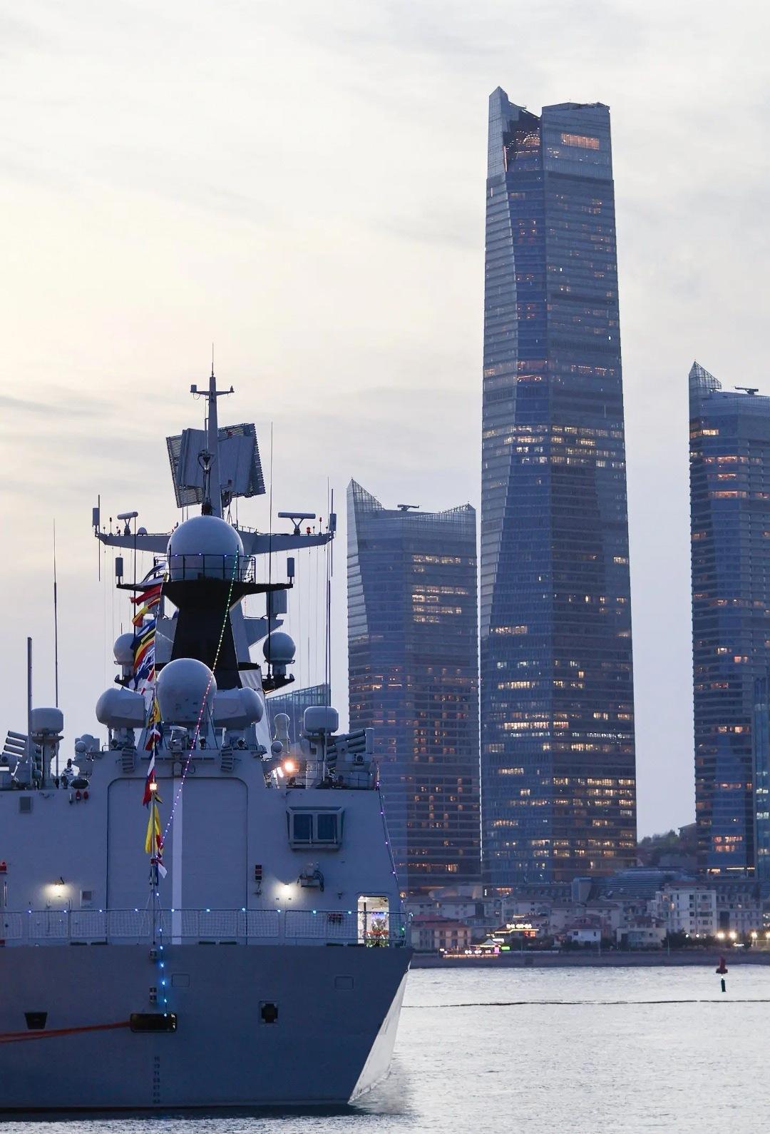 在青岛遇见人民海军。 