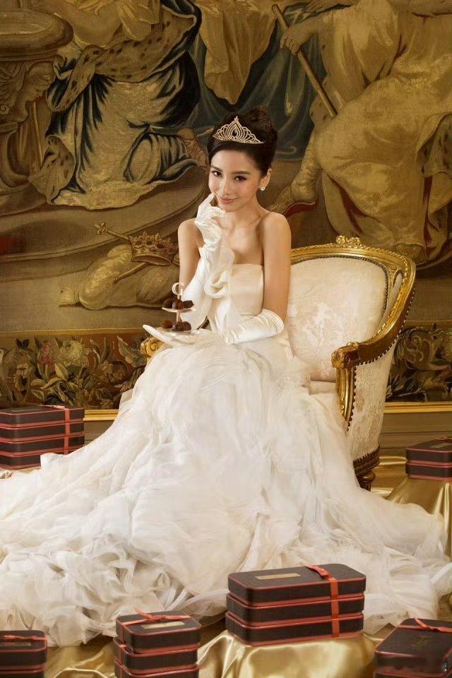 Angelababy成功的把蛋糕拍成了我吃不起的样子，完全是小公主啊baby[比