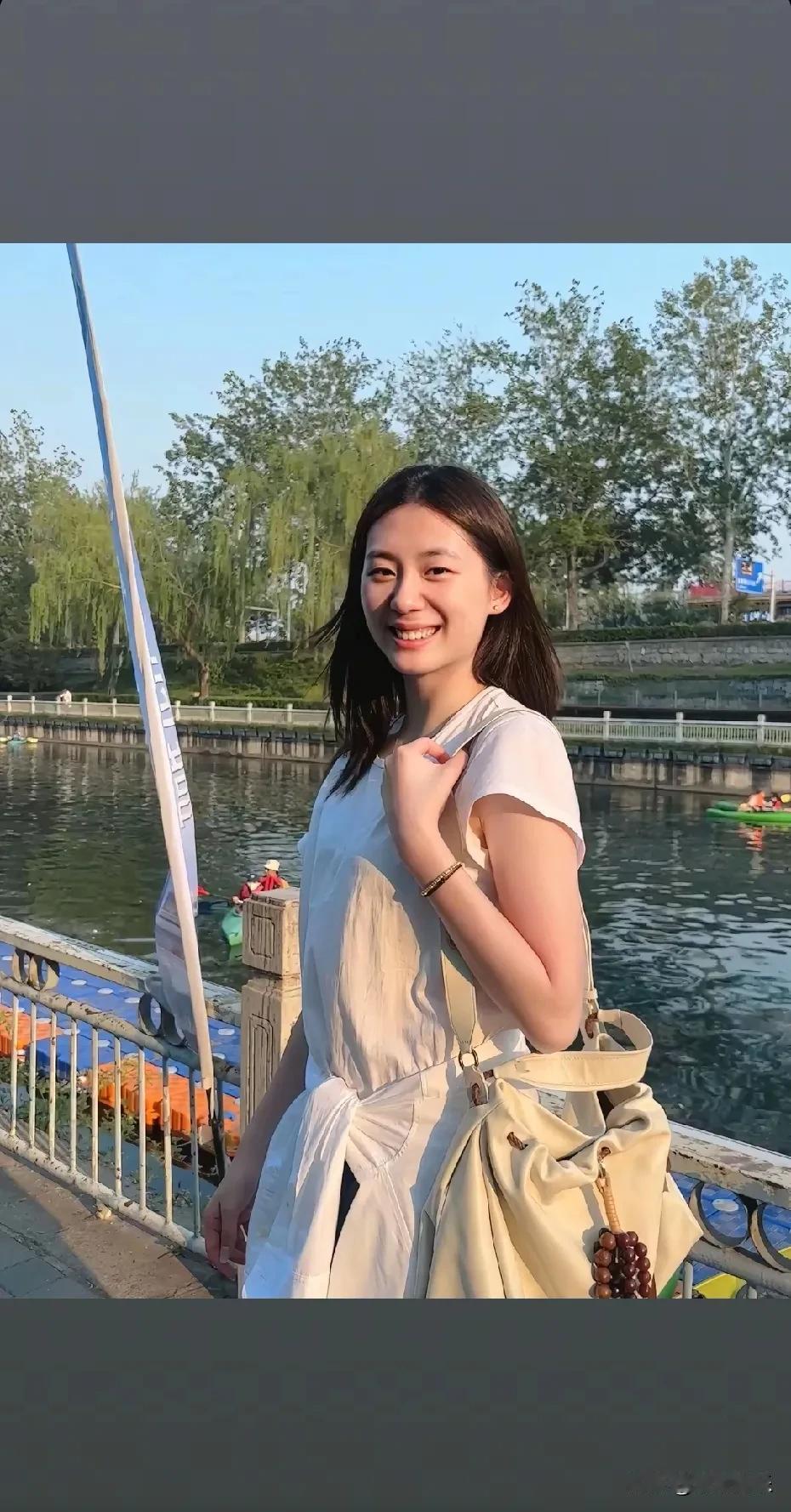 跟你们说，陈熠这姑娘是真有点不一样。
 
才20岁的年纪，身上那股成熟劲儿却藏不