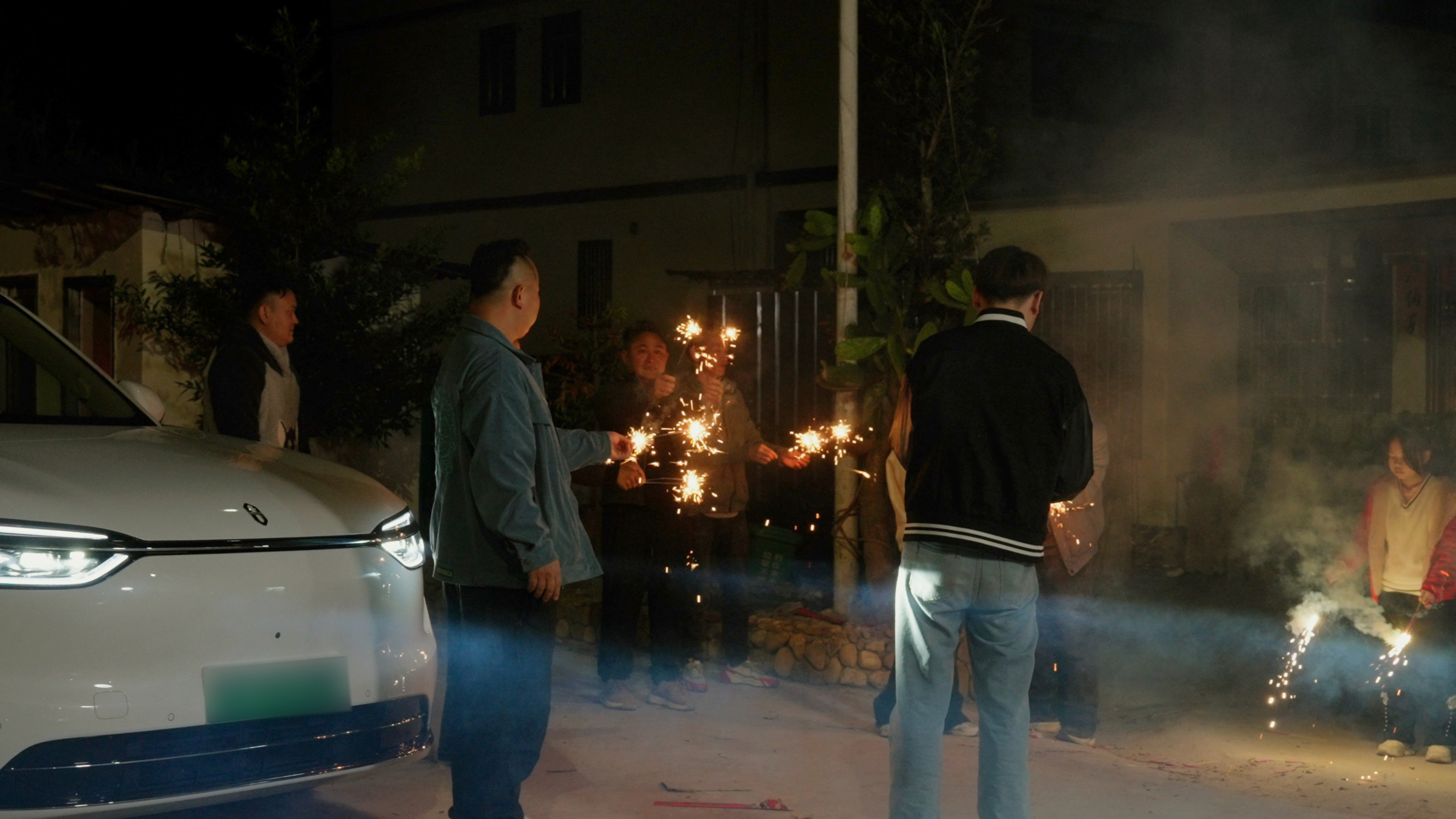 当问界M7的静默轮廓，被烟火的绚烂光芒瞬间点亮，我拍下了这组照片。科技之美，或许