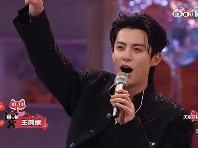 真的太喜欢他们之间的互动了！何老师的温柔总能恰到好处地接住棣棣的热烈，而棣棣的真