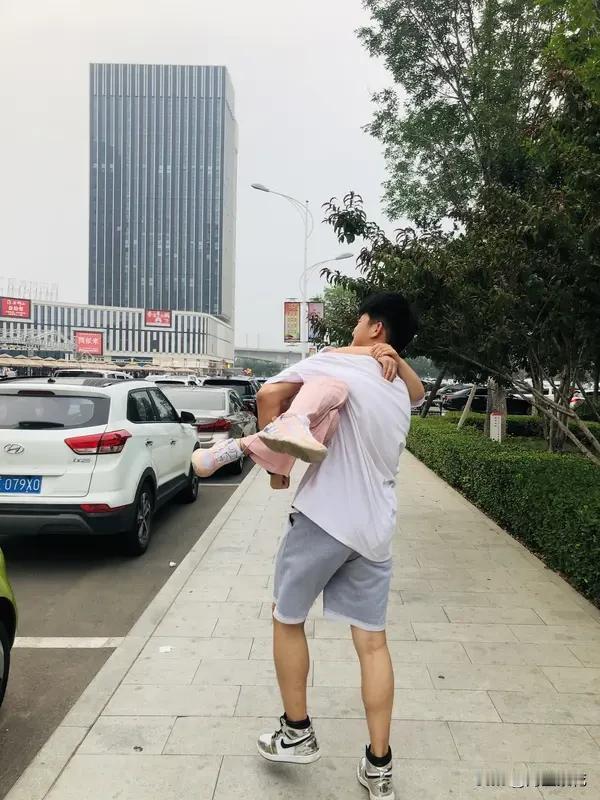 旺妻子的男人一定会听妻子的话，尊重妻子。
旺妻子的男人一定会努力为妻子挣钱，给妻