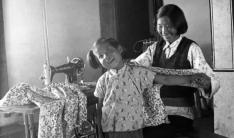 1955年深秋的沈阳，军区家属院的风已经带着凉意。

吴信泉家的炕桌上，俞惠如把