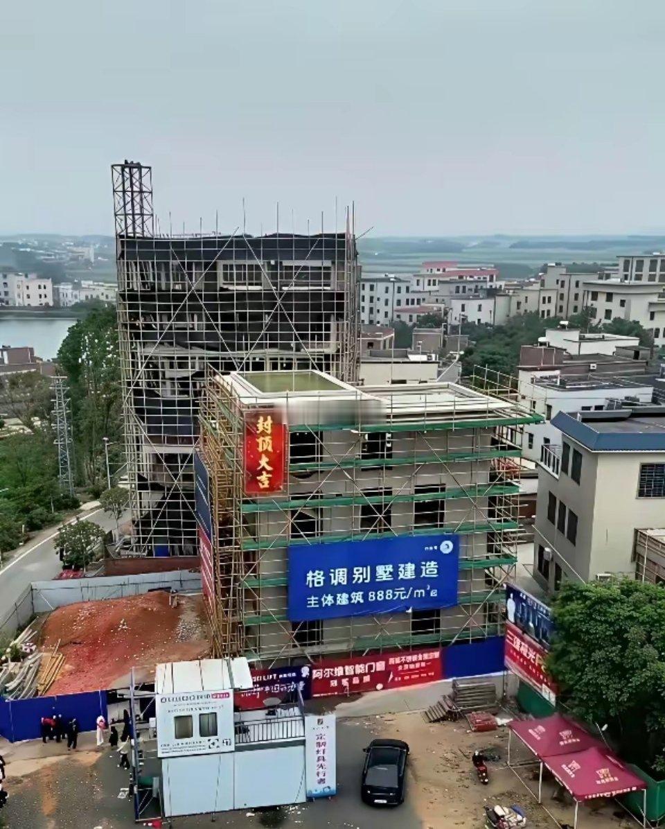 世界冠军全红婵家的自建别墅，主体上挂着888元/㎡主体造价清晰可见，888元仅毛