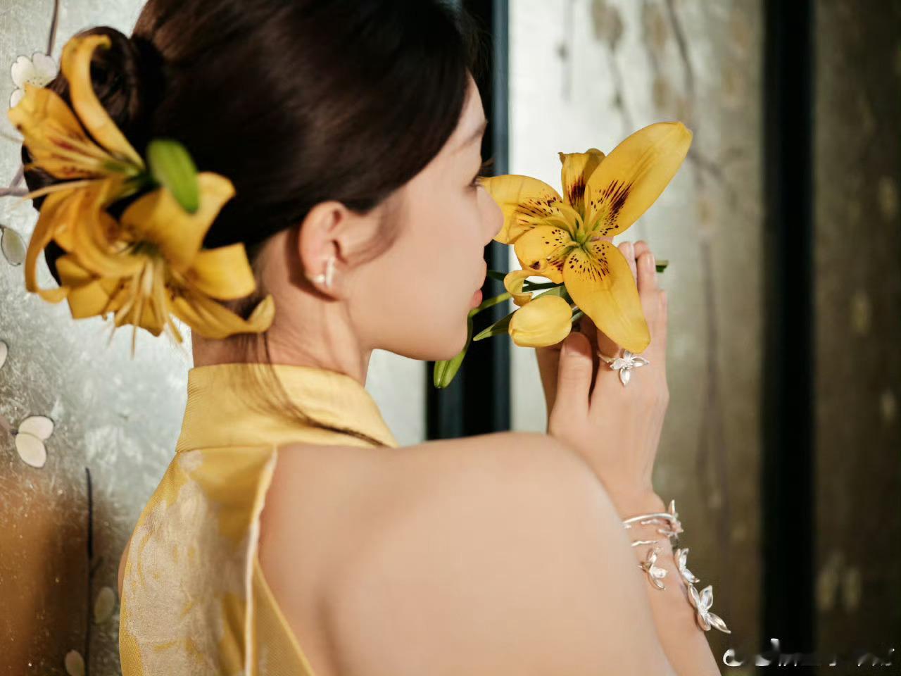 徐梦洁这几下够我学一辈子 谁被徐梦洁新中式look戳中！黄花裙衬得肌肤胜雪，花朵